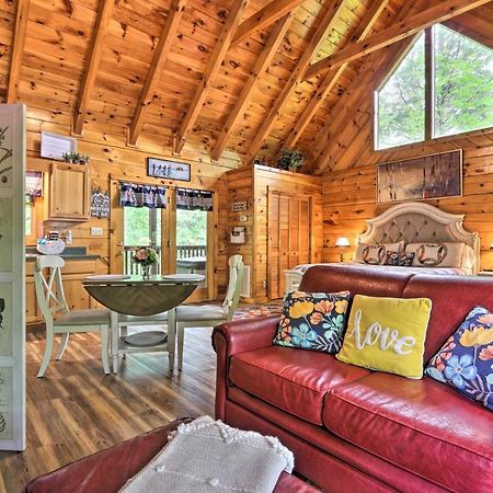 Romantic Gatlinburg Cabin With Hot Tub And Pool Access Apartment Exterior foto