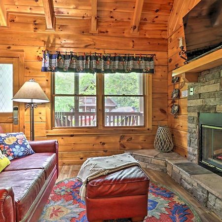 Romantic Gatlinburg Cabin With Hot Tub And Pool Access Apartment Exterior foto
