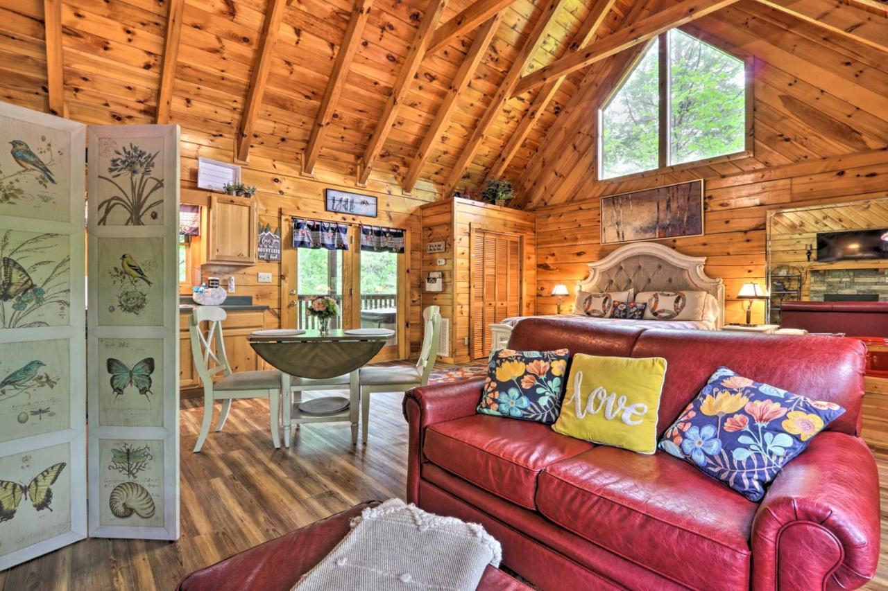 Romantic Gatlinburg Cabin With Hot Tub And Pool Access Apartment Exterior foto