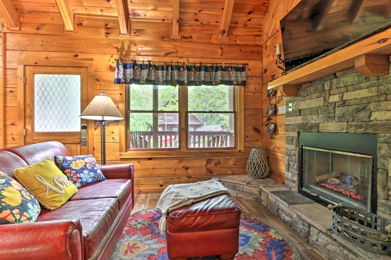 Romantic Gatlinburg Cabin With Hot Tub And Pool Access Apartment Exterior foto