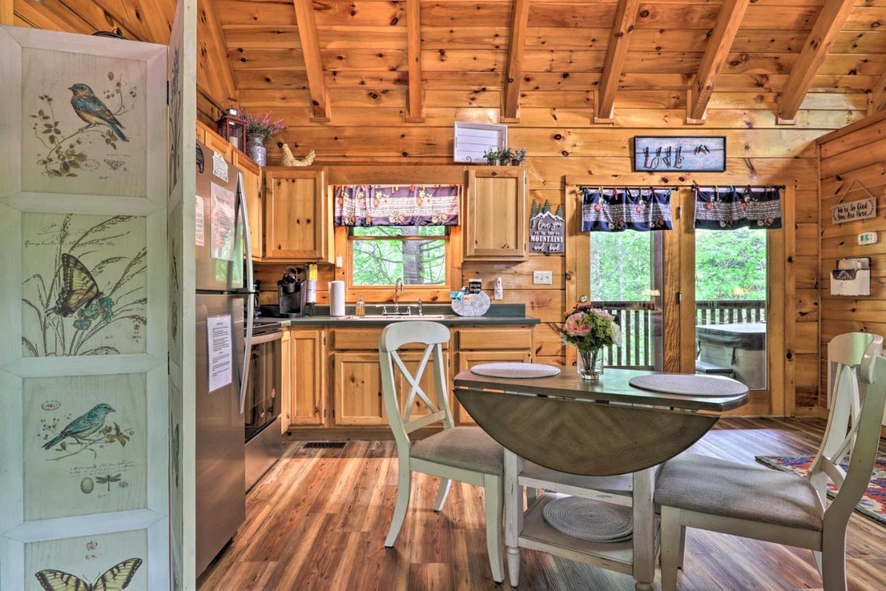 Romantic Gatlinburg Cabin With Hot Tub And Pool Access Apartment Exterior foto
