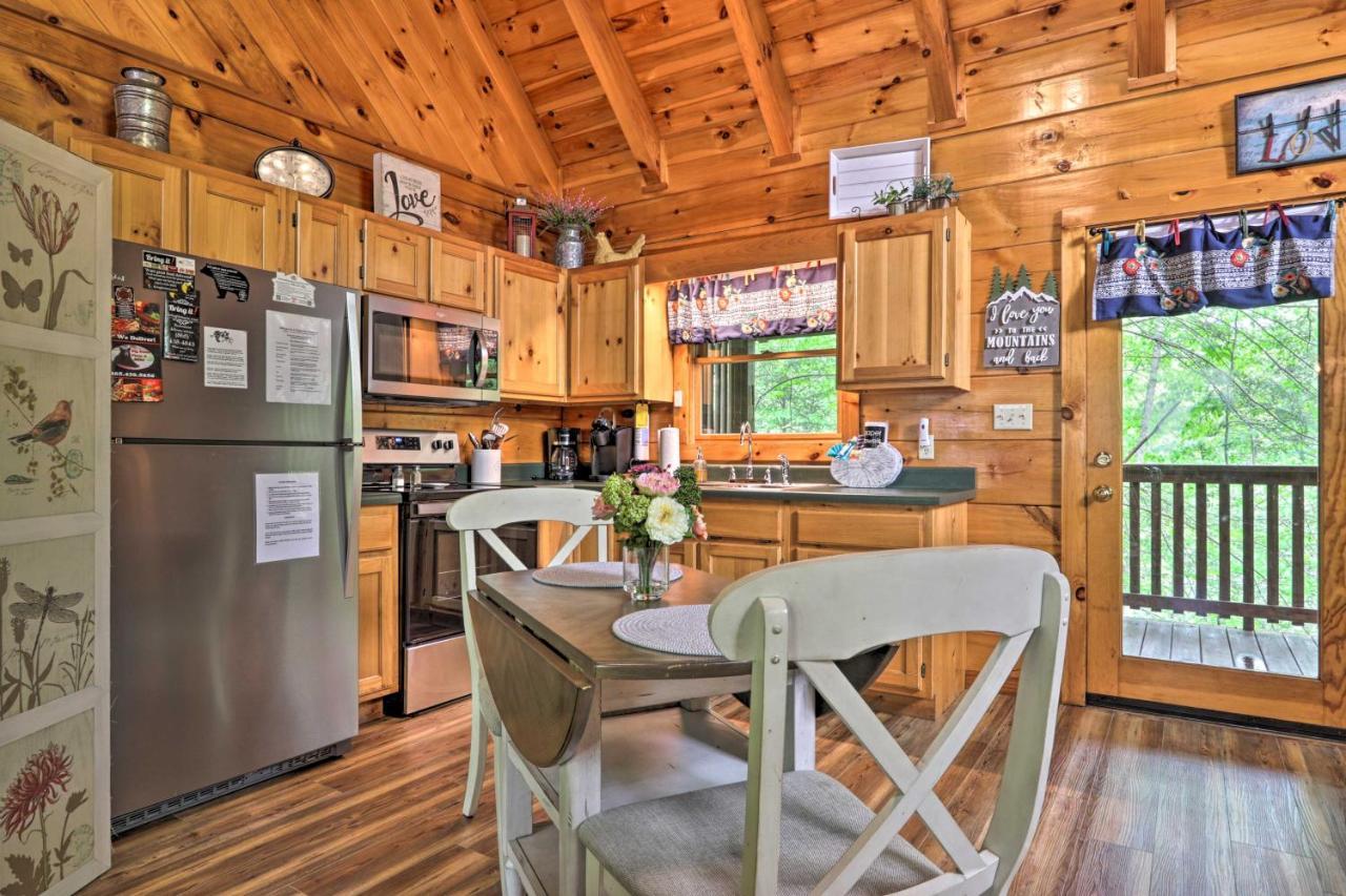 Romantic Gatlinburg Cabin With Hot Tub And Pool Access Apartment Exterior foto