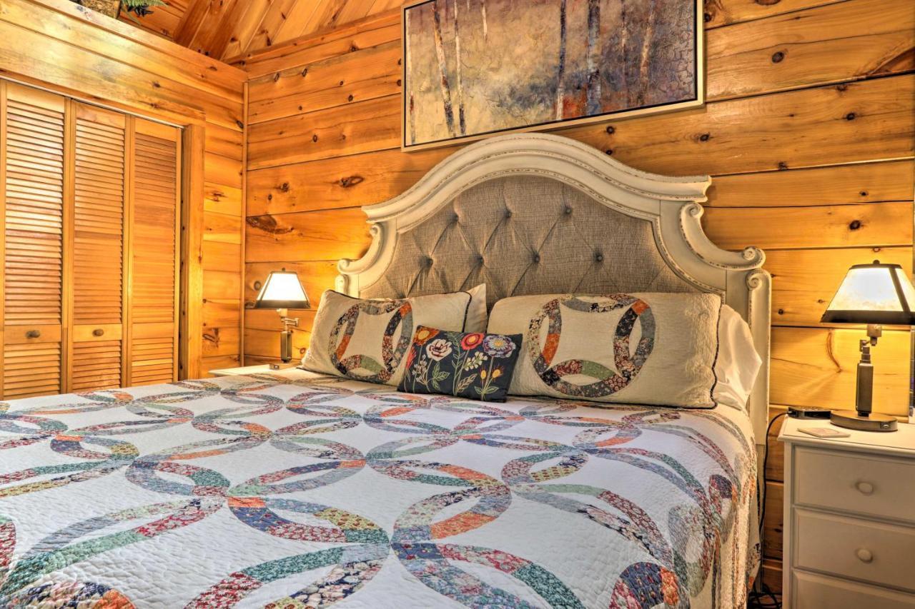 Romantic Gatlinburg Cabin With Hot Tub And Pool Access Apartment Exterior foto