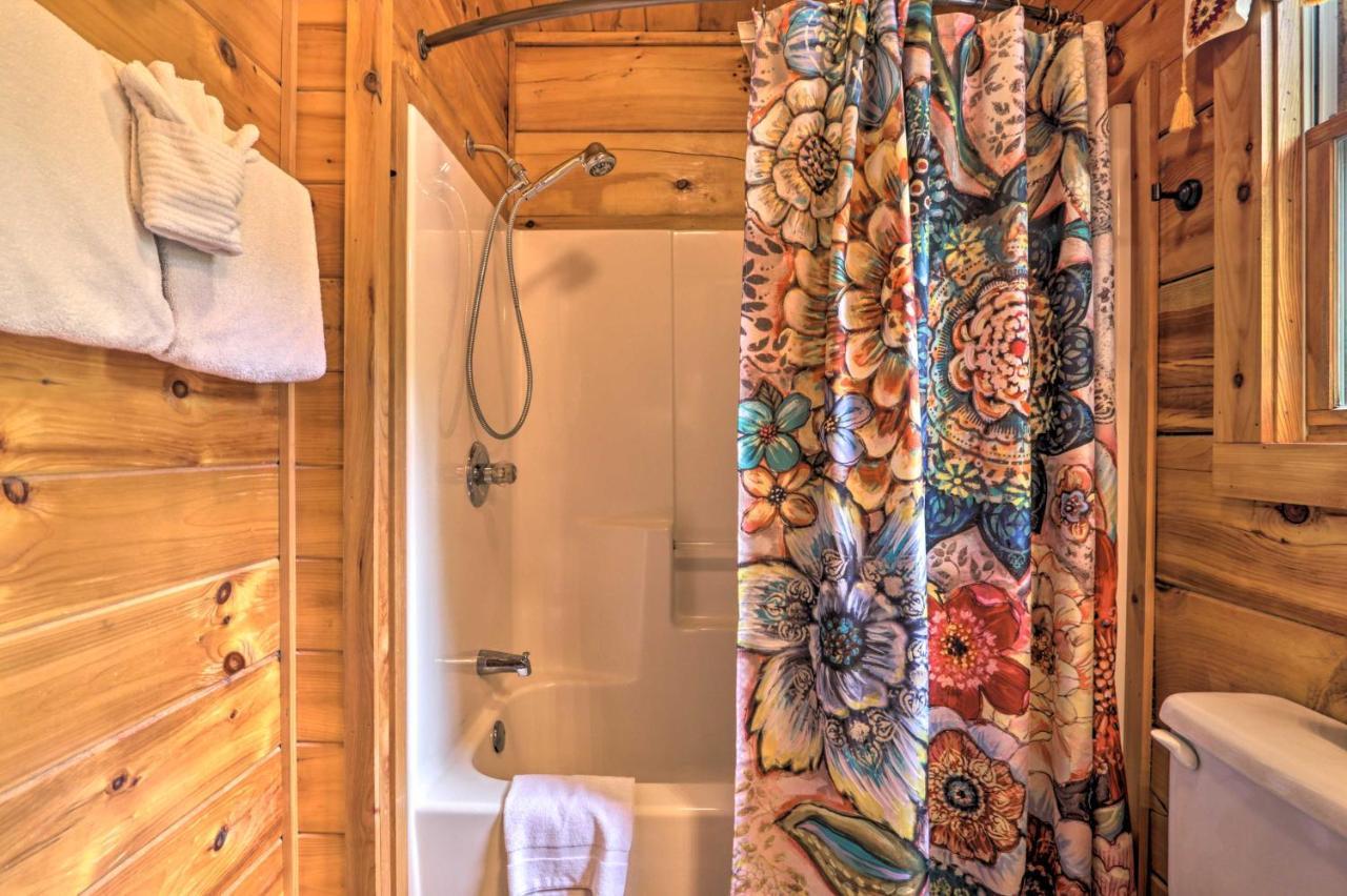Romantic Gatlinburg Cabin With Hot Tub And Pool Access Apartment Exterior foto