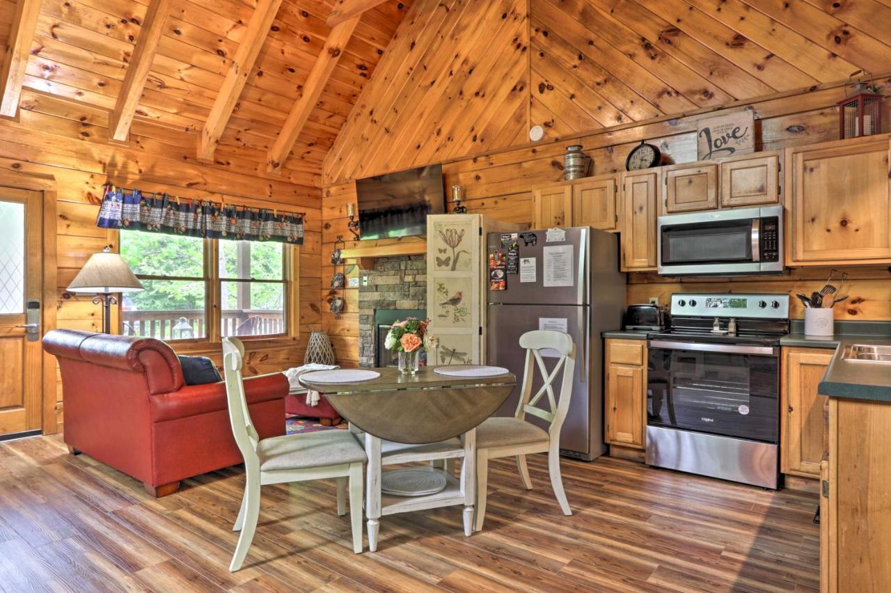 Romantic Gatlinburg Cabin With Hot Tub And Pool Access Apartment Exterior foto