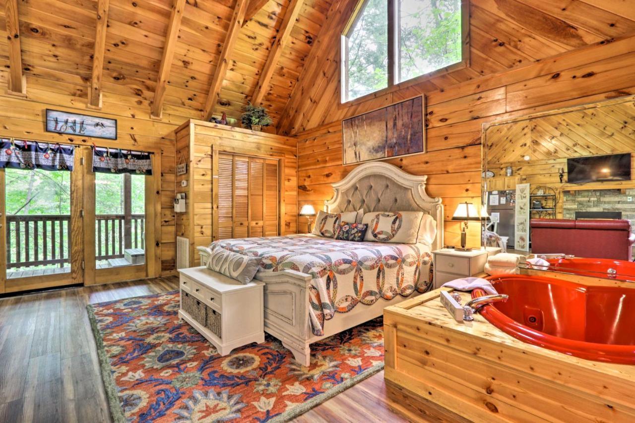 Romantic Gatlinburg Cabin With Hot Tub And Pool Access Apartment Exterior foto