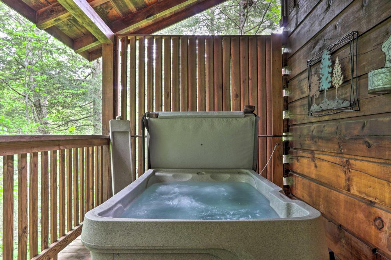 Romantic Gatlinburg Cabin With Hot Tub And Pool Access Apartment Exterior foto