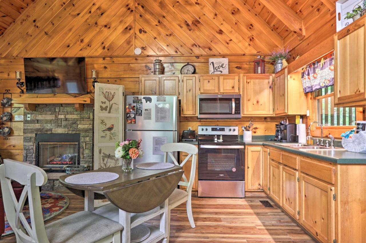Romantic Gatlinburg Cabin With Hot Tub And Pool Access Apartment Exterior foto