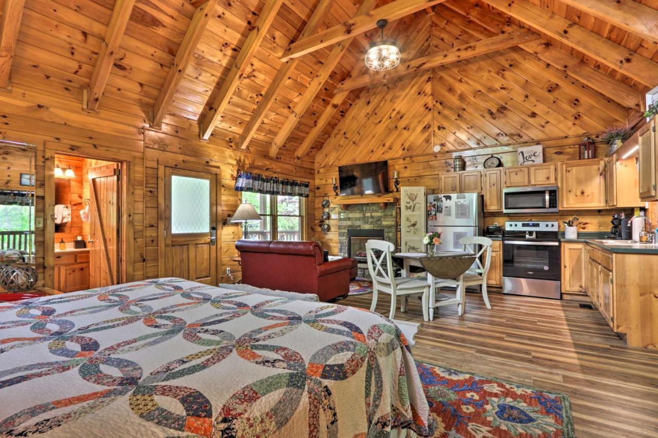 Romantic Gatlinburg Cabin With Hot Tub And Pool Access Apartment Exterior foto