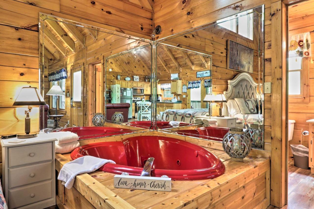 Romantic Gatlinburg Cabin With Hot Tub And Pool Access Apartment Exterior foto
