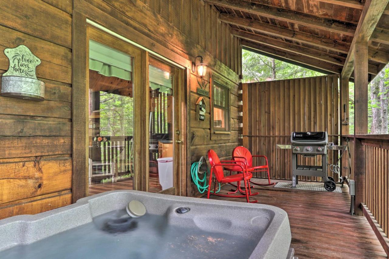 Romantic Gatlinburg Cabin With Hot Tub And Pool Access Apartment Exterior foto