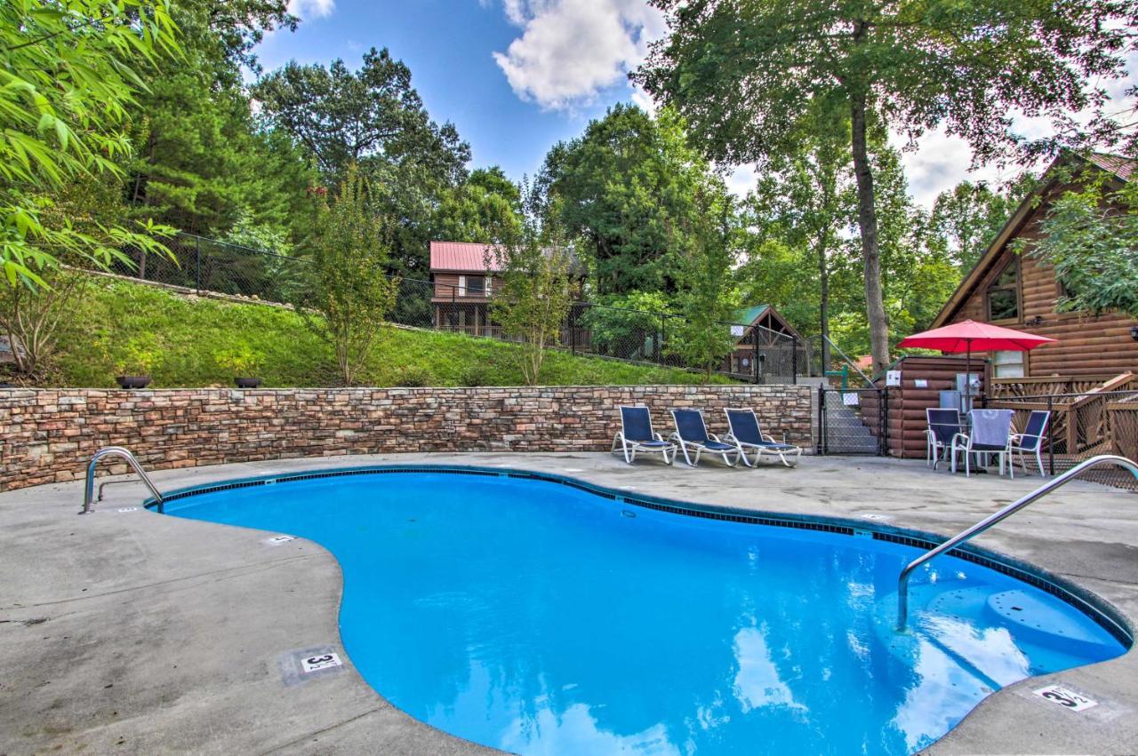 Romantic Gatlinburg Cabin With Hot Tub And Pool Access Apartment Exterior foto