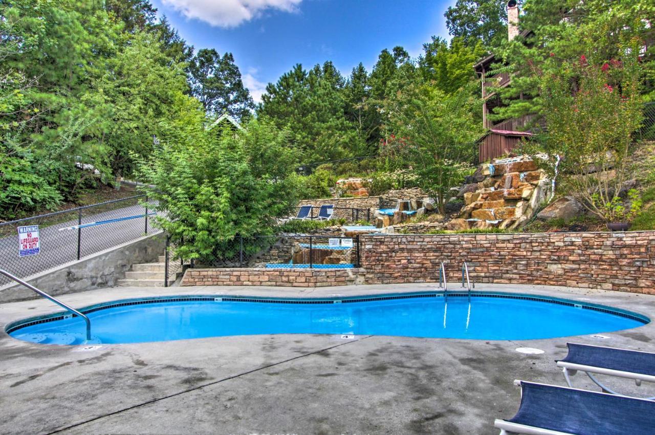 Romantic Gatlinburg Cabin With Hot Tub And Pool Access Apartment Exterior foto