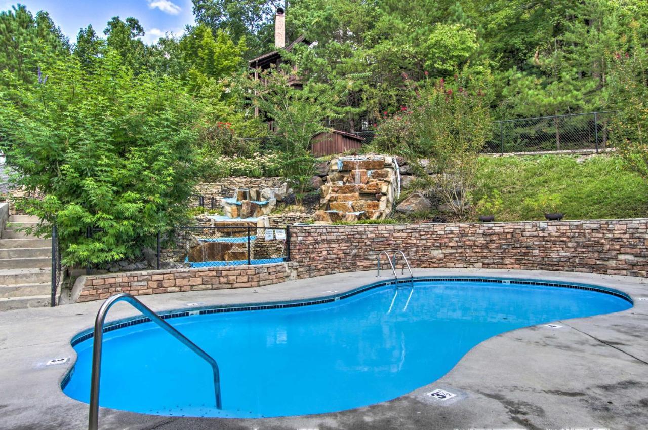 Romantic Gatlinburg Cabin With Hot Tub And Pool Access Apartment Exterior foto